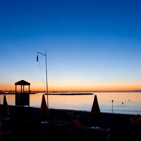 Tri Locale A-mare *